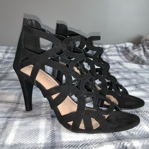 3 1/2 inch heels, very comfortable shoes!